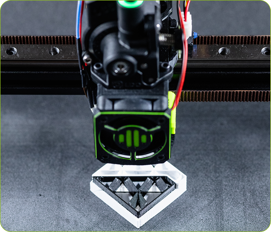 stampante 3D in funzione durante la stampa di un componente tecnico