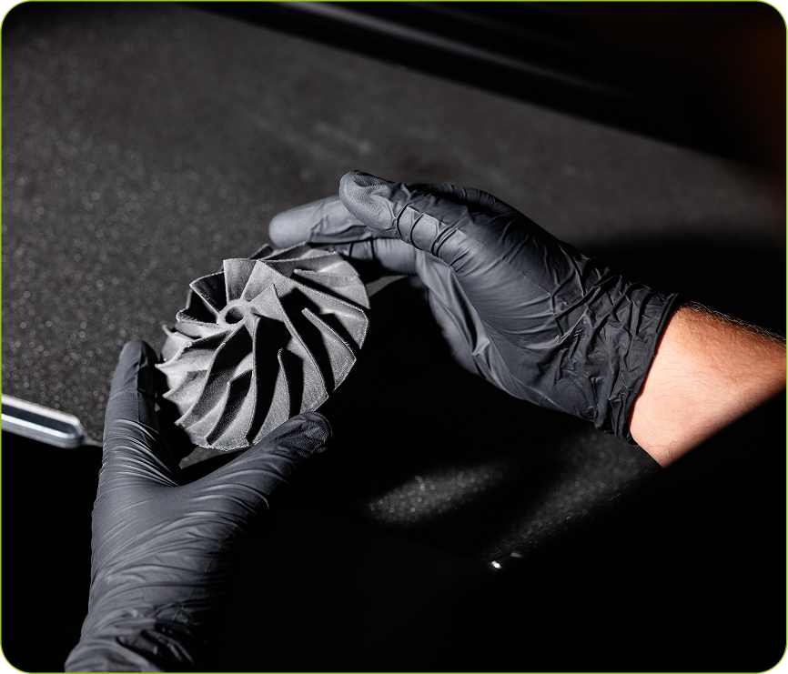 componente tecnico stampato in 3D tenuto in mano durante verifica